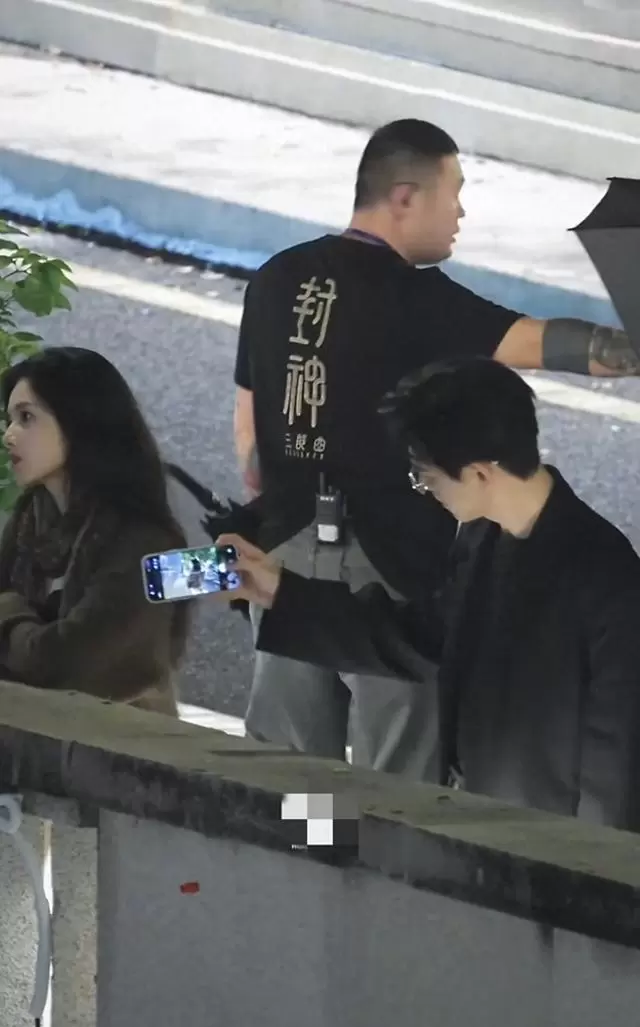 李现张婧仪《雾里青》开机路透引爆社交平台：现场图